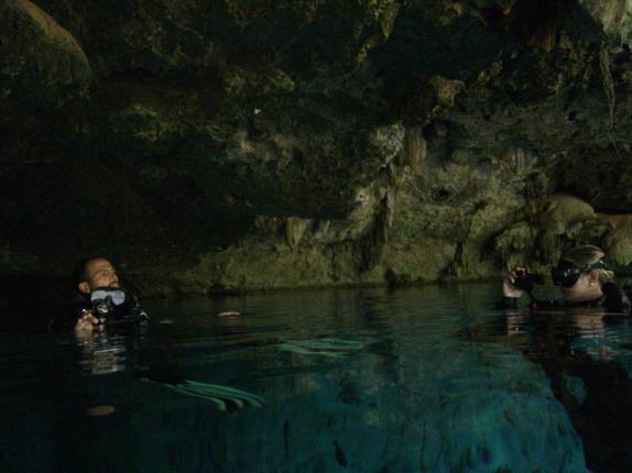 Início de curso de mergulho em cavernas com o Luis, no Cenote Dos Ojos, em Tulum, no Yucatán, sul do México